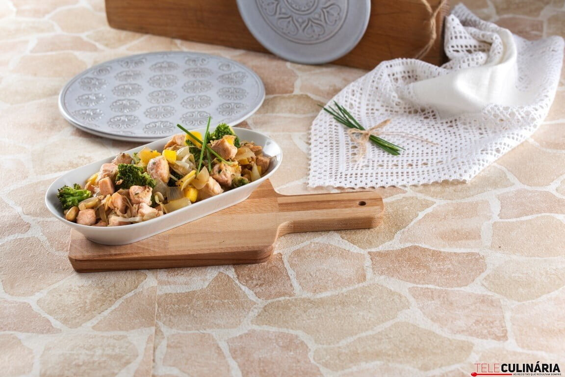 Salmão salteado com amendoins