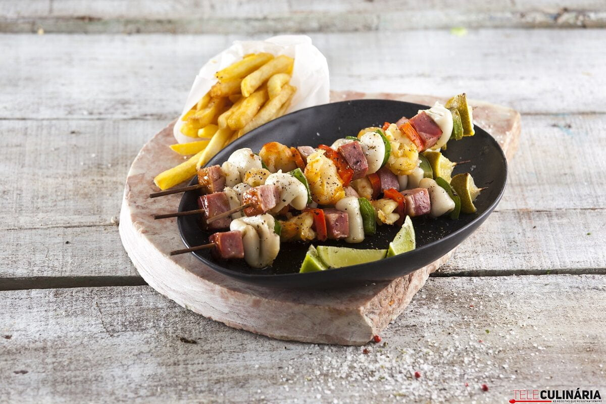 Espetadas de lulas e bacon com batatas fritas