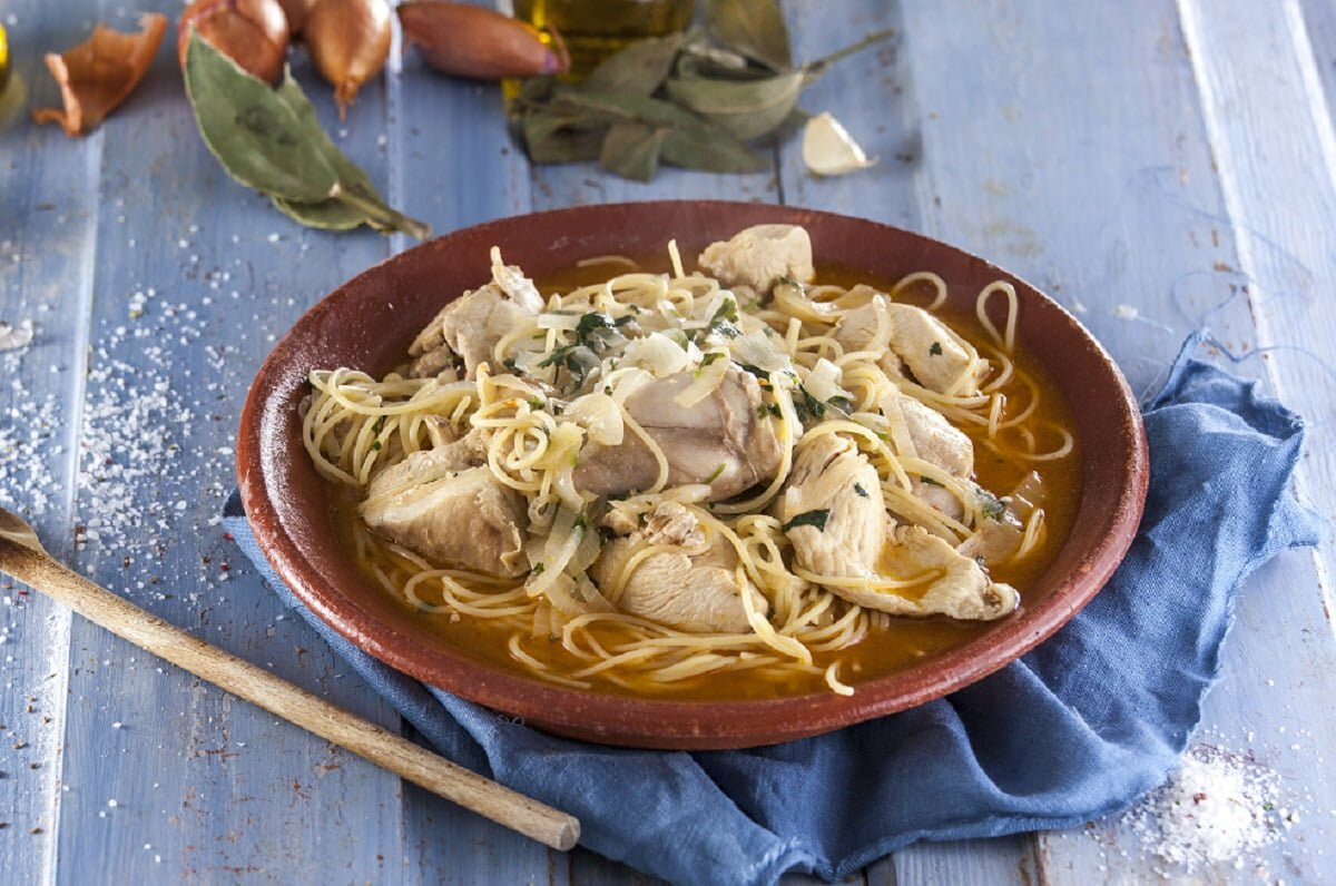 Frango estufado com esparguete