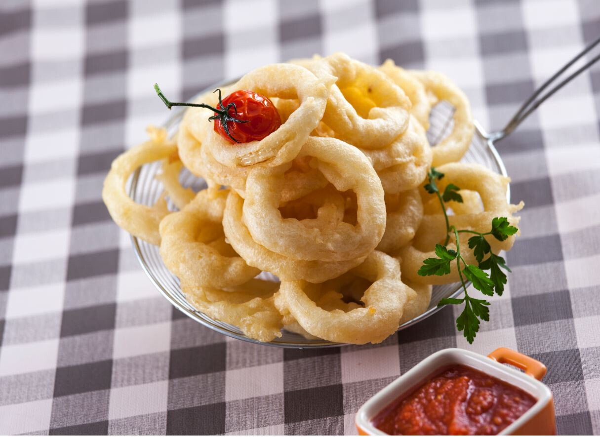 Aros de cebola fritos com molho de tomate