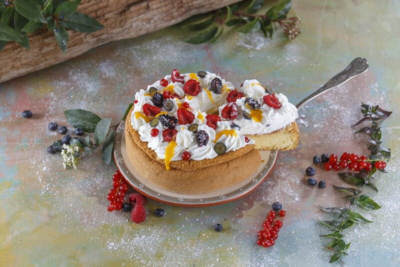 Bolo esponja com chantili e frutos vermelhos