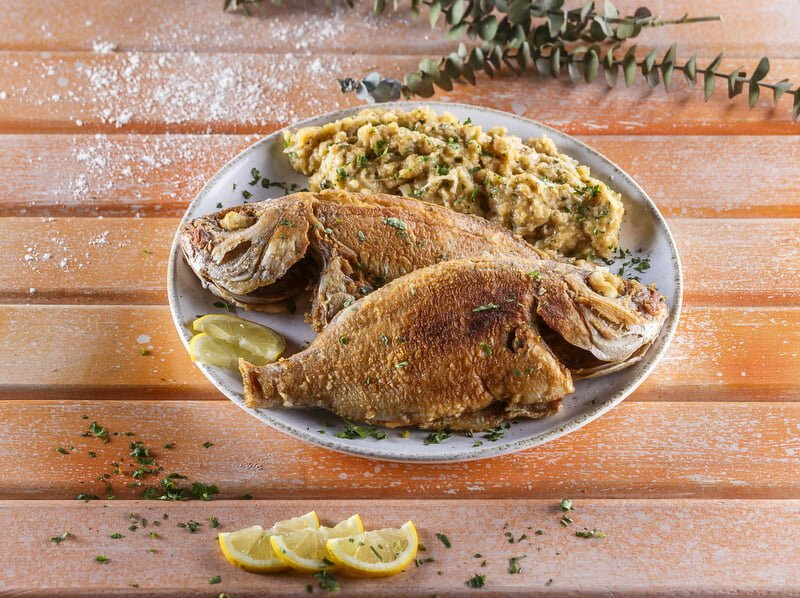 Cachucho frito com açorda de coentros e alho