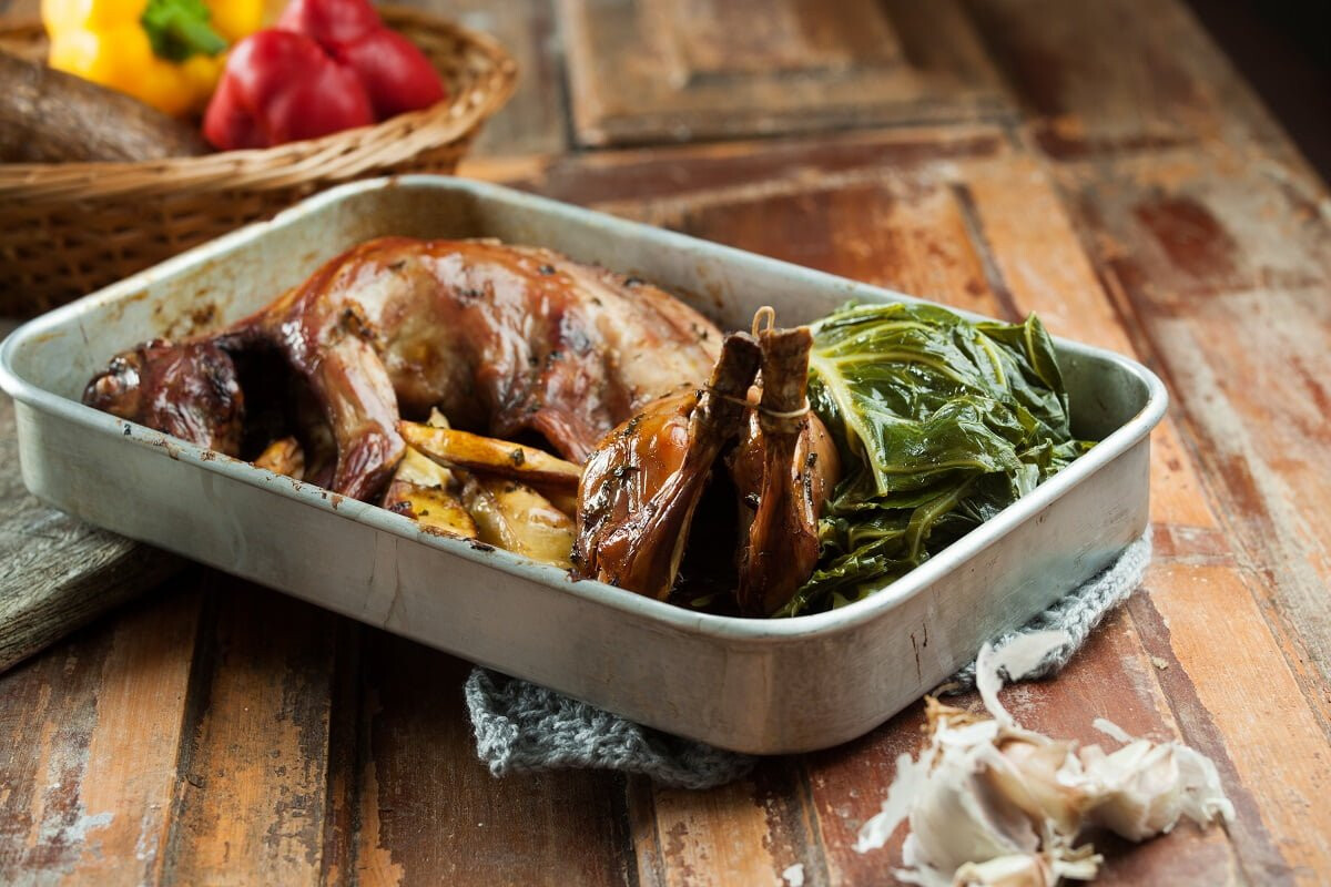 Coelho assado no forno com batata à padeiro