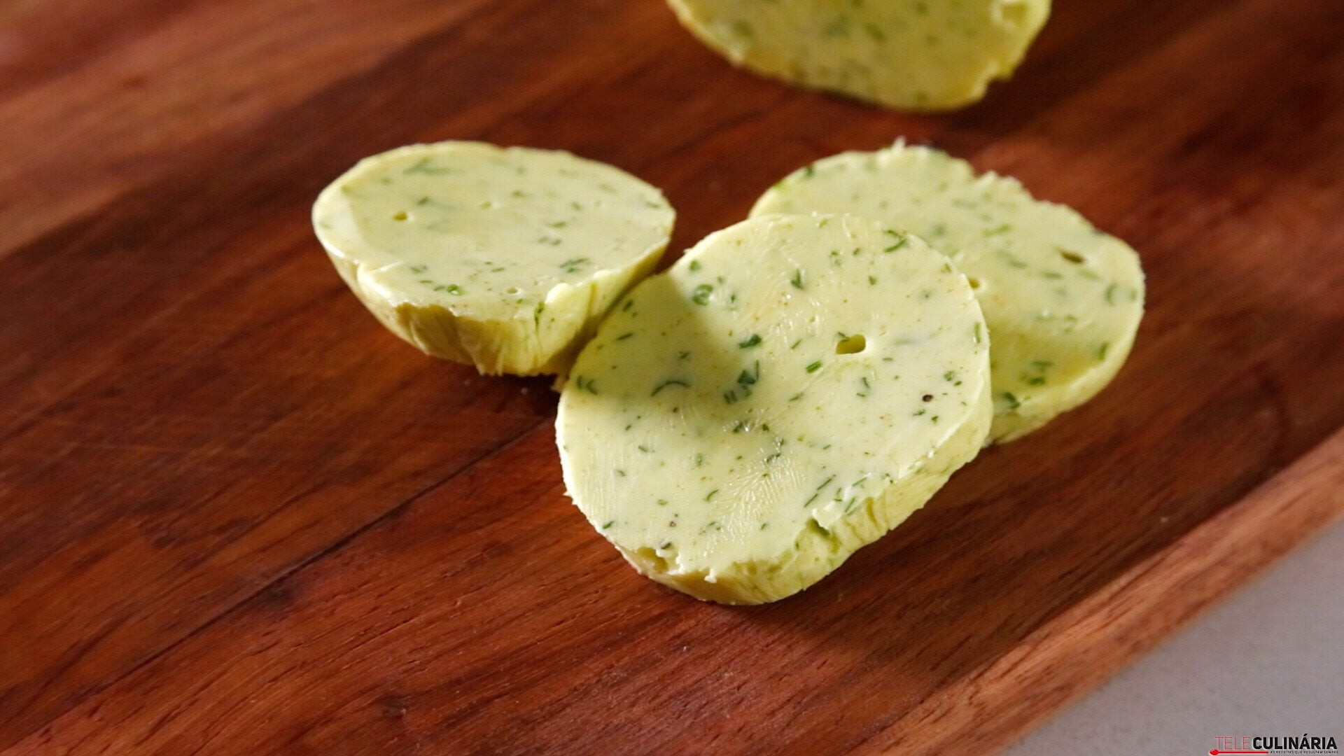 Manteiga aromatizada com caril e ervas