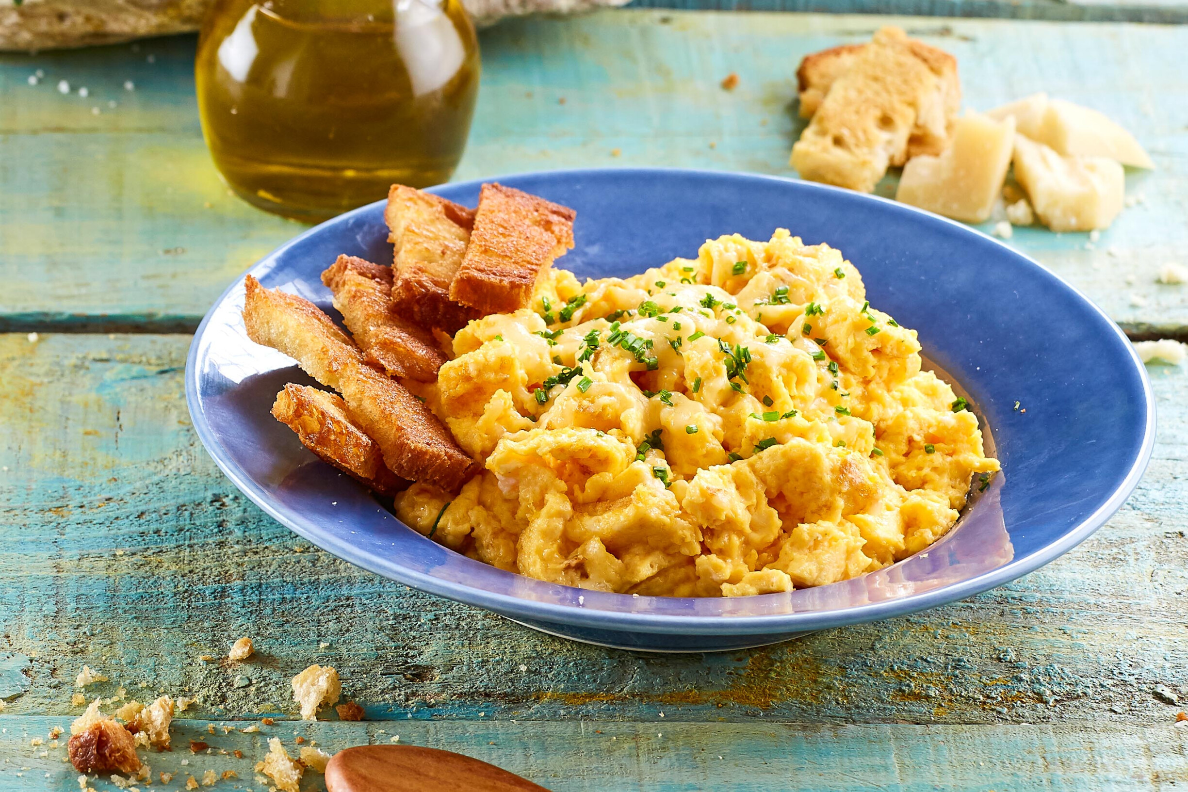 Ovos mexidos com queijo e pão d´alho torrado