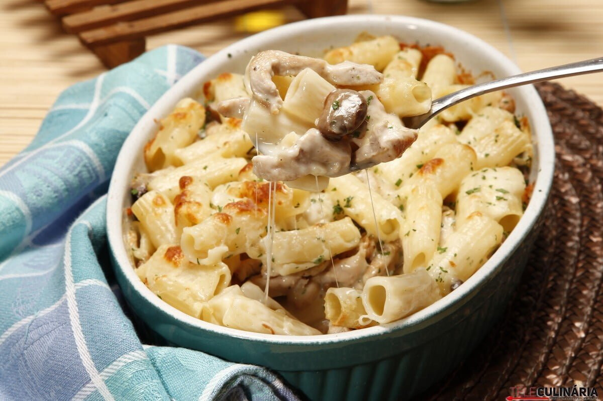 Massa gratinada com peru