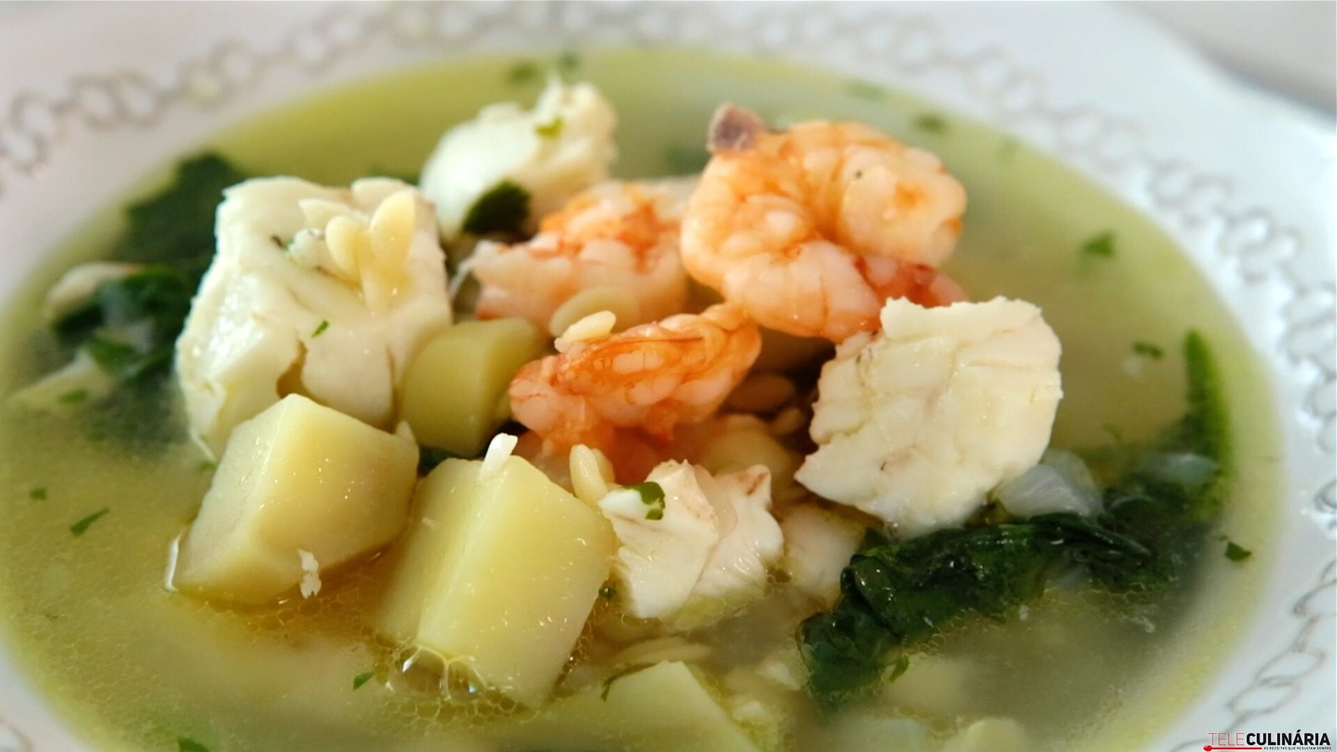 Sopa de peixe com massinhas