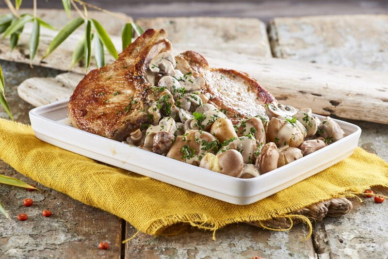 Costeletas com molho de natas e cogumelos