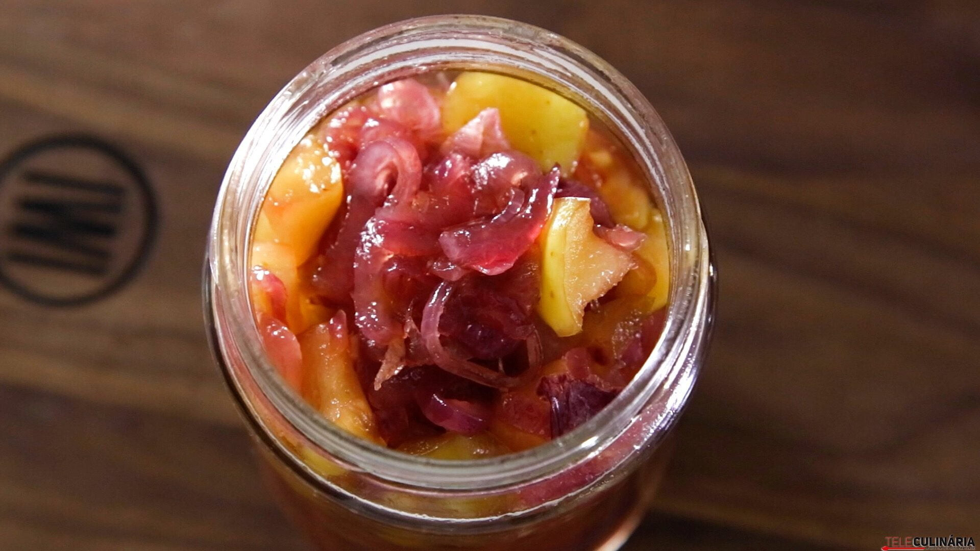 Chutney de cebola roxa, maçã e gengibre