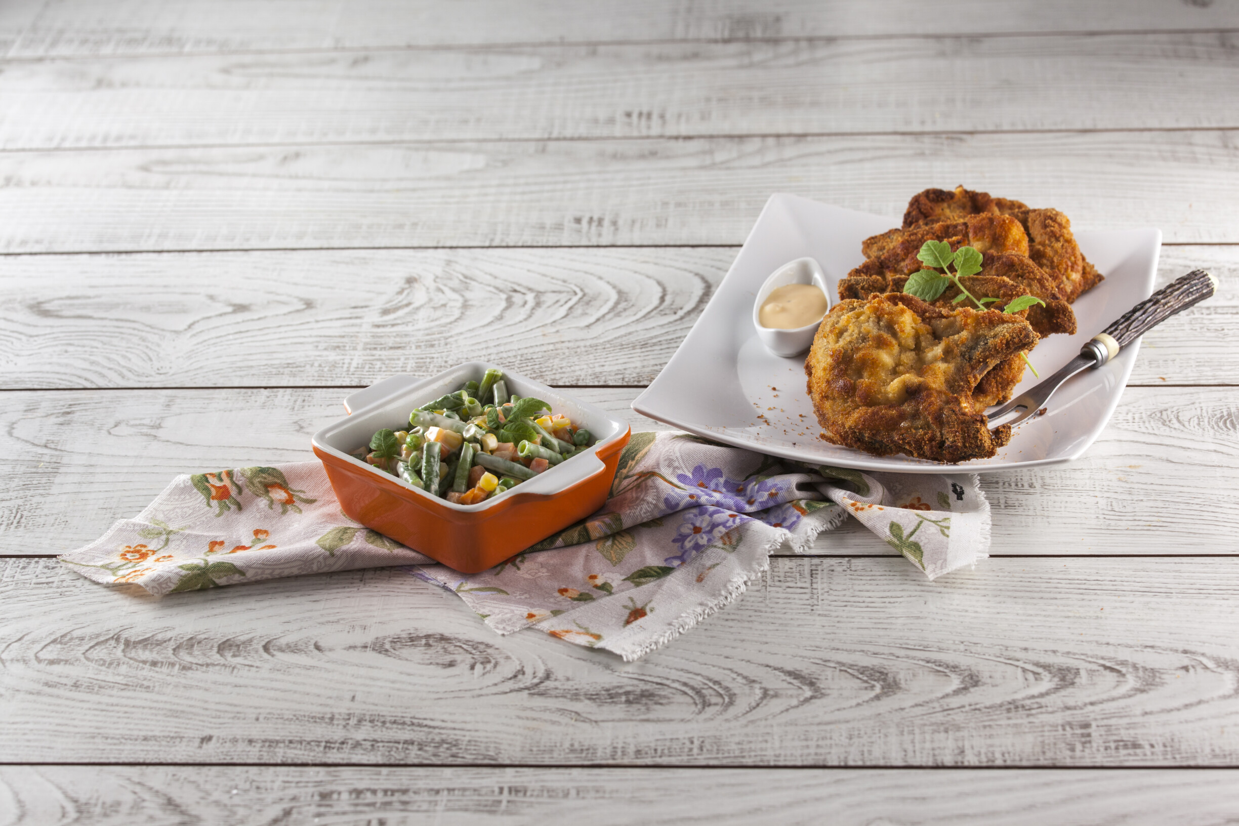 Costeletas panadas com salada russa