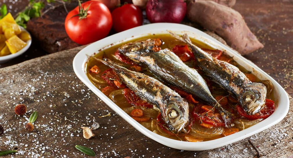 Carapaus com legumes assados no forno