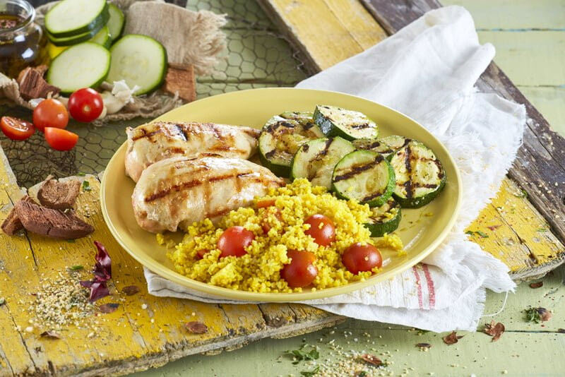 Frango grelhado com bulgur de açafrão