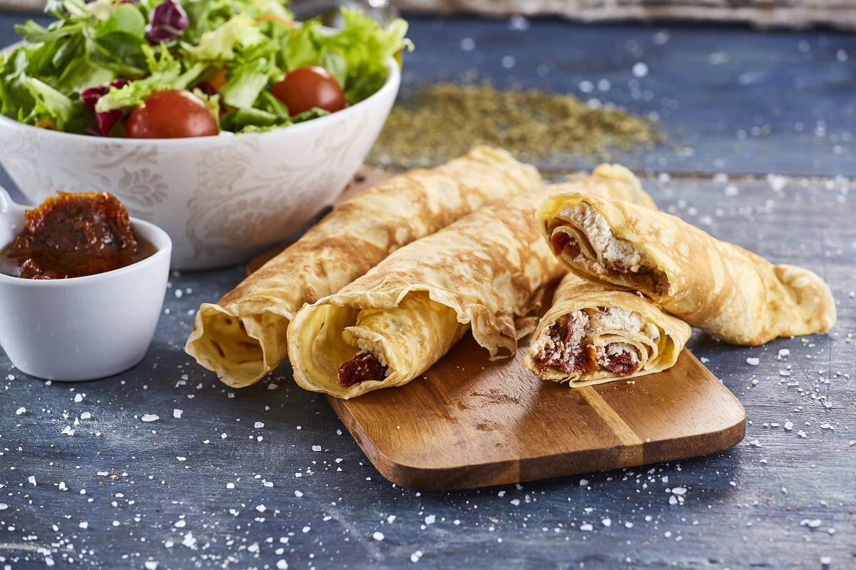 Crepes recheados de requeijão e tomate seco
