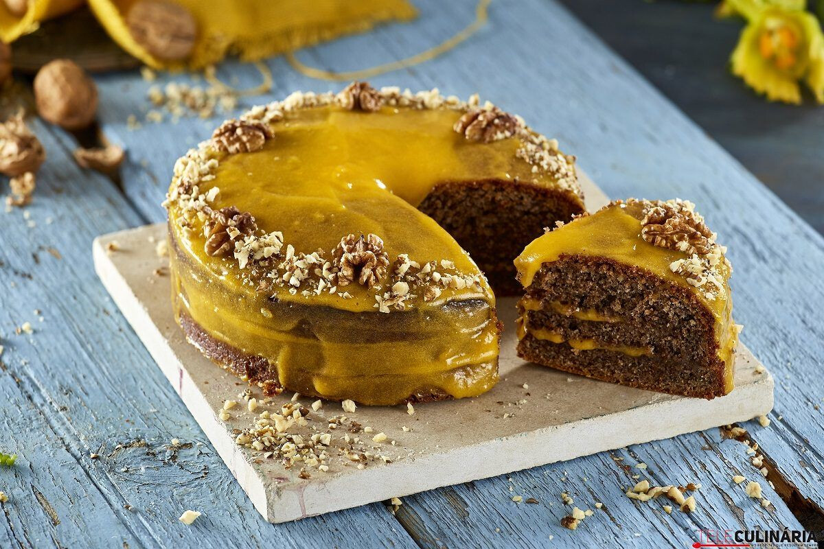 Bolo de noz com doce de ovos