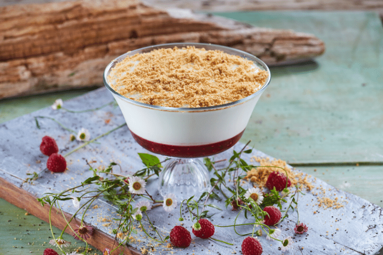 Mousse de iogurte com compota de framboesas