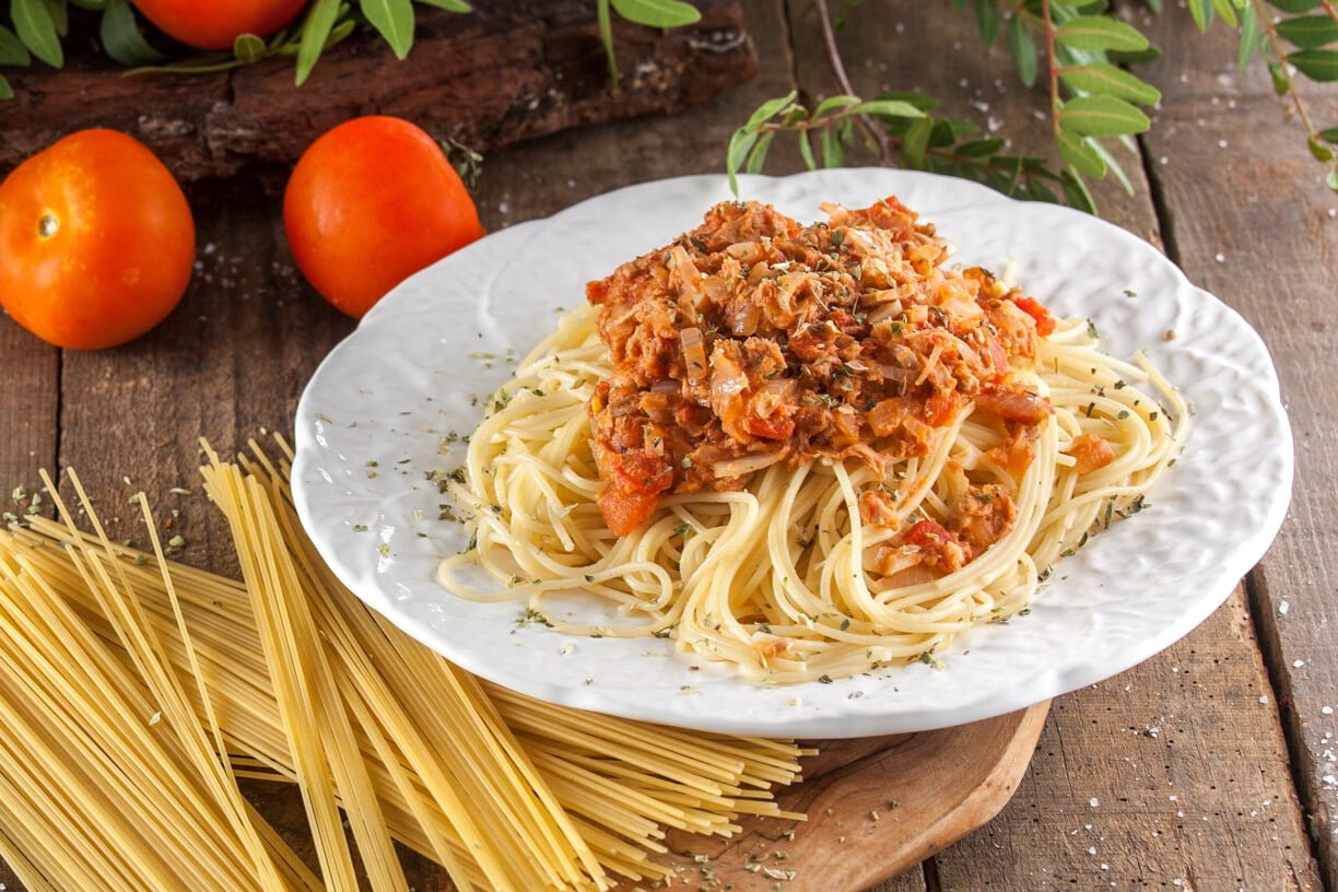 Bolonhesa simples de atum