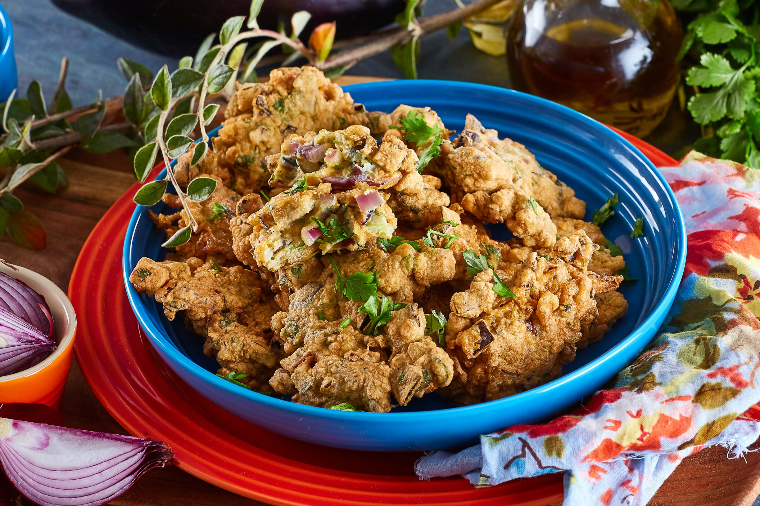 Pataniscas de beringela e cebola roxa