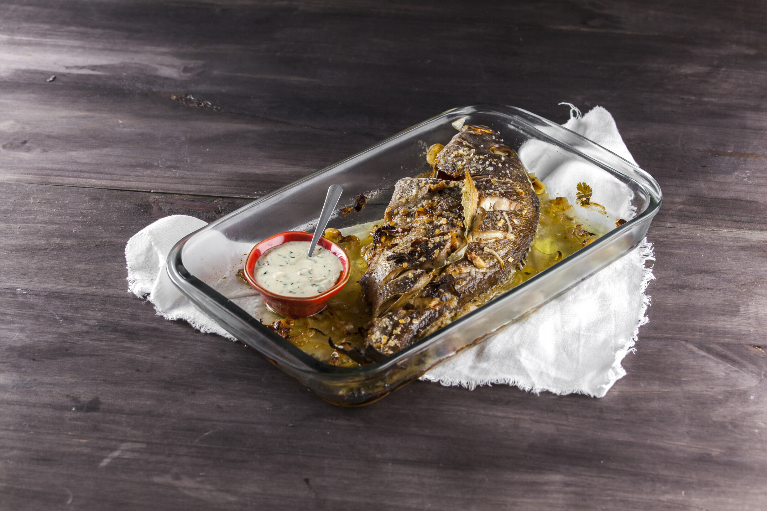 Pargo assado com molho de natas