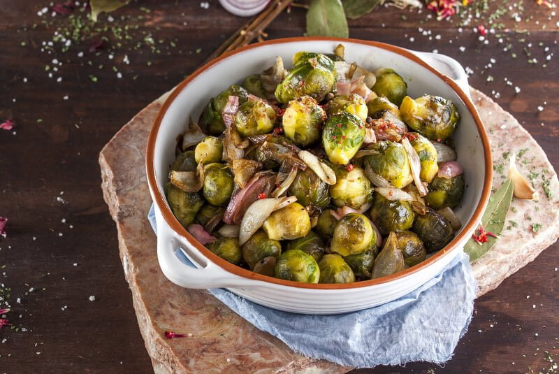 Couves-de-bruxelas caramelizadas com molho balsâmico