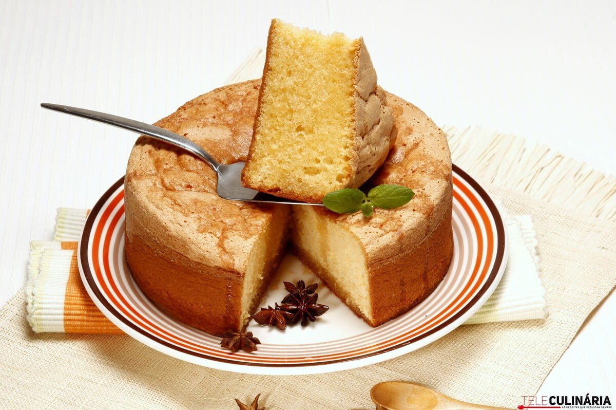 Bolo ensopado com calda de anis