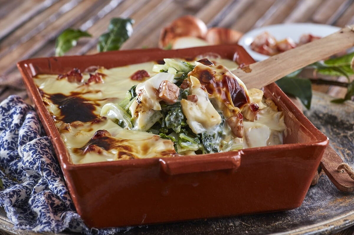 Tabuleiro de bacalhau com grelos e bacon