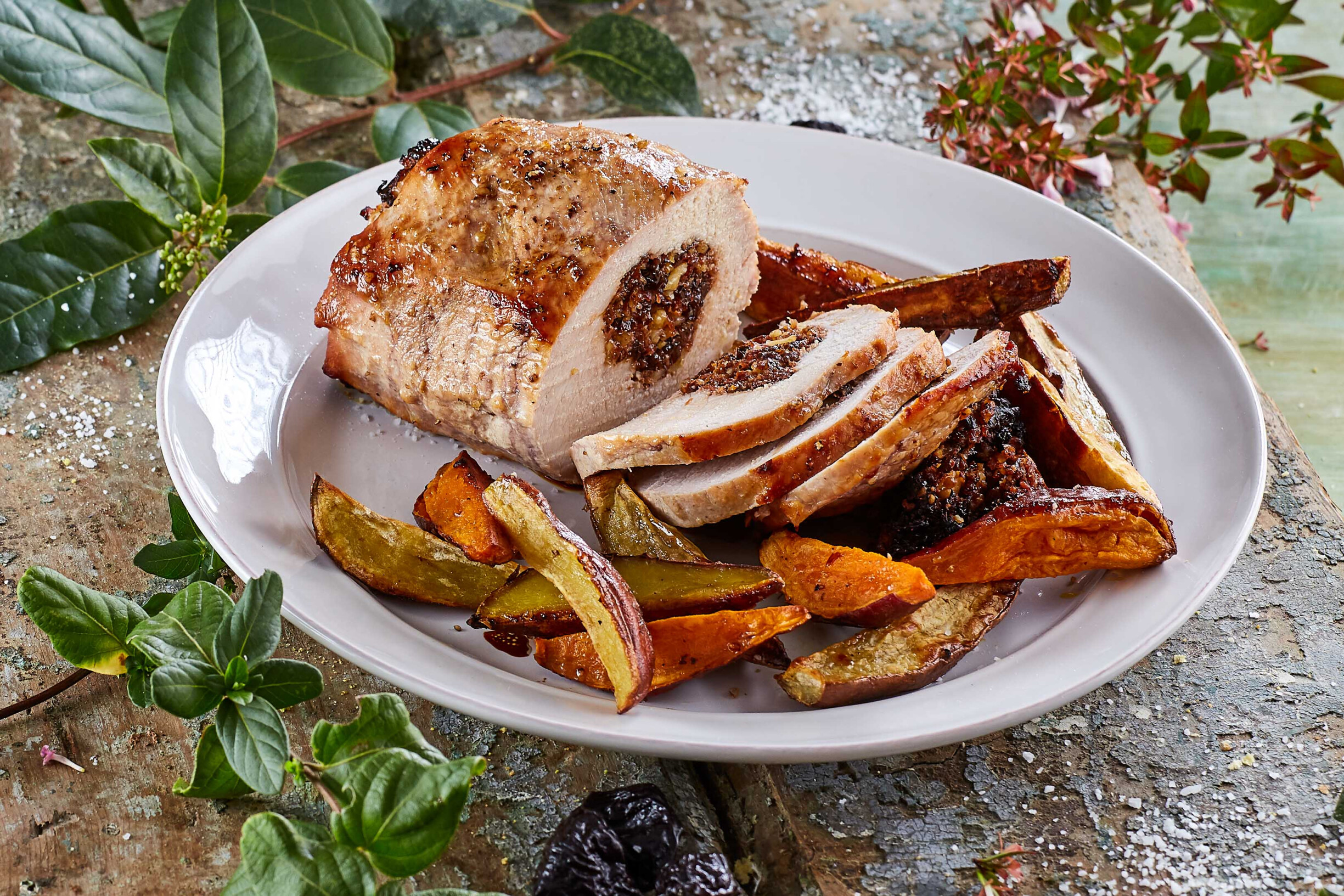 Porco recheado com presunto, ameixas e nozes