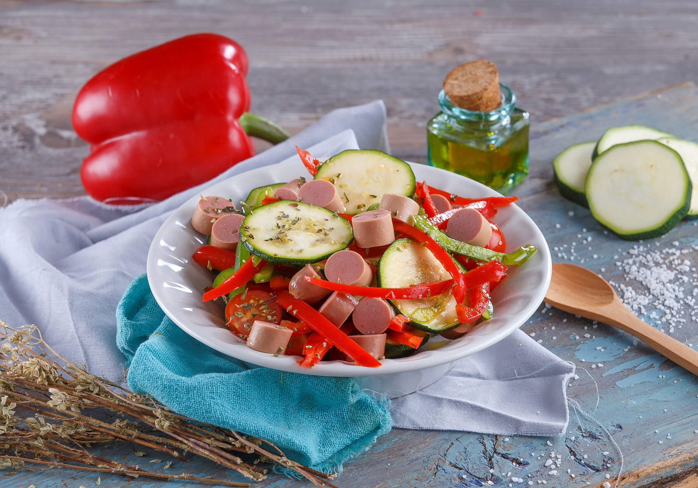 Salada fria de salsichas e vegetais