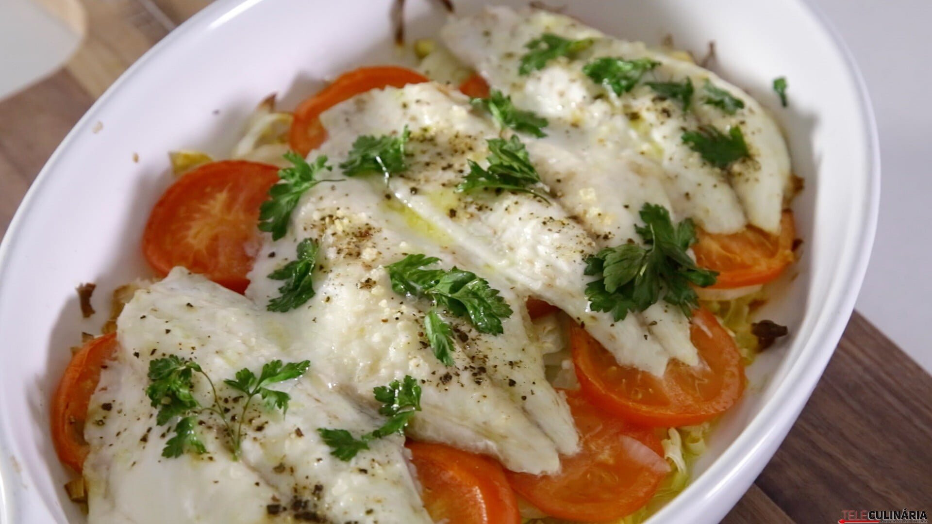 Dourada com cebola e alho-francês