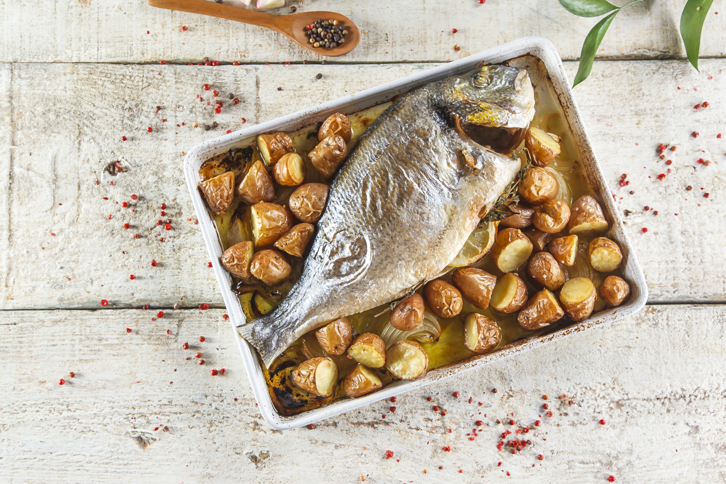 Dourada assada no forno com batatas