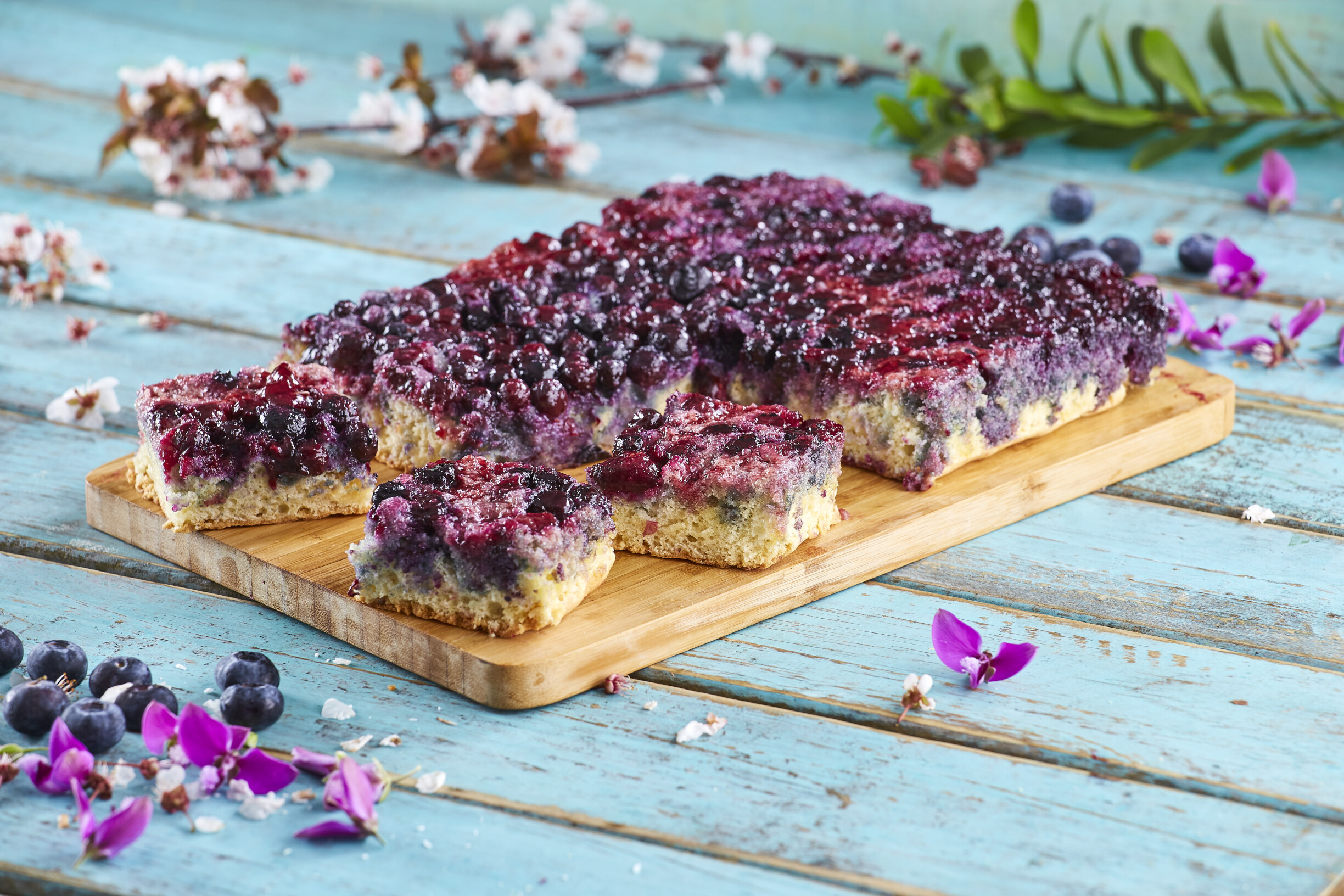 Bolo invertido de mirtilos