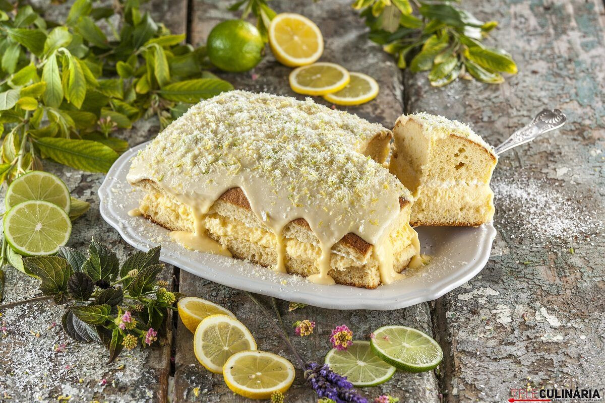 Bolo de limão com creme de coco