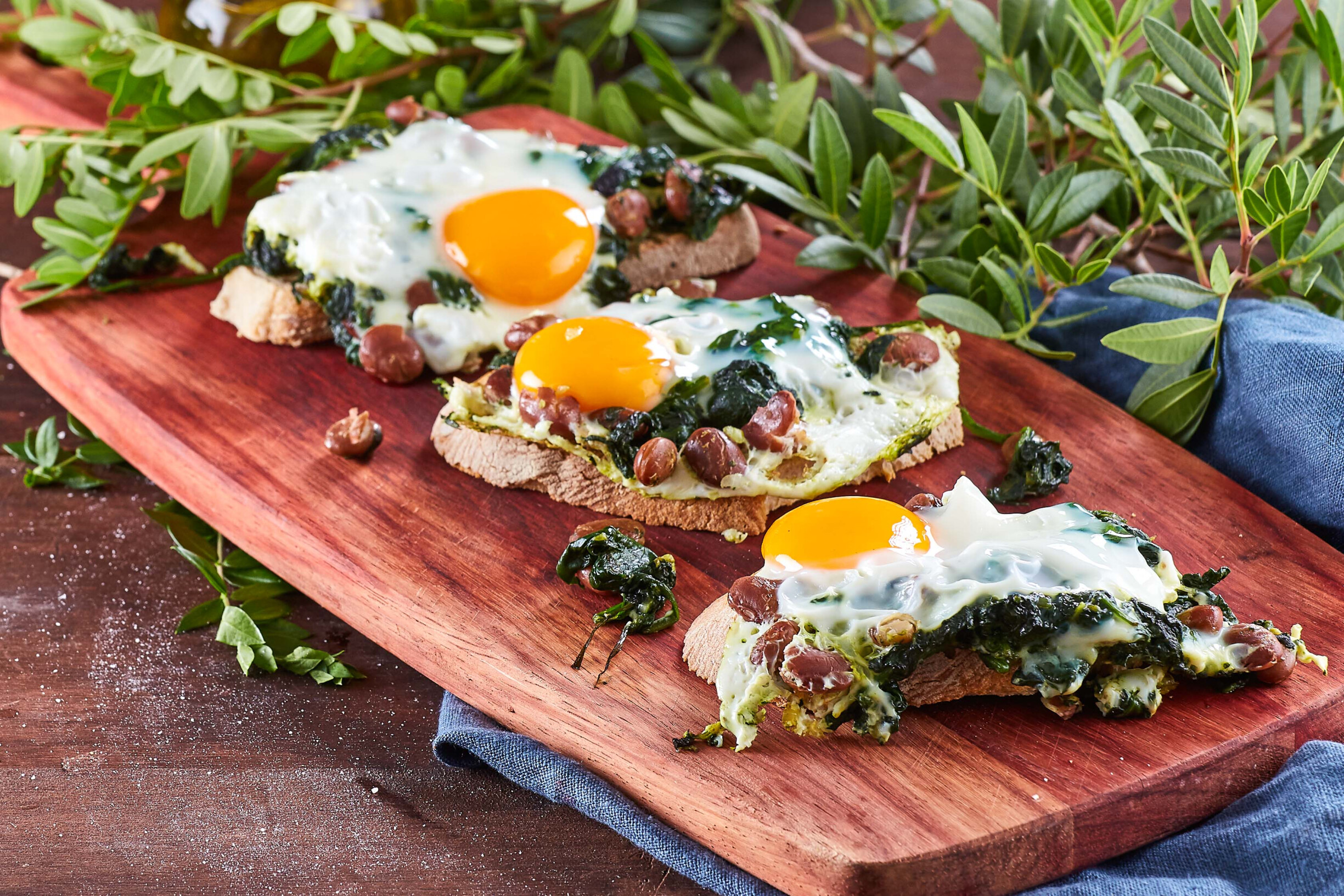 Tosta de espinafres com feijão manteiga e ovos