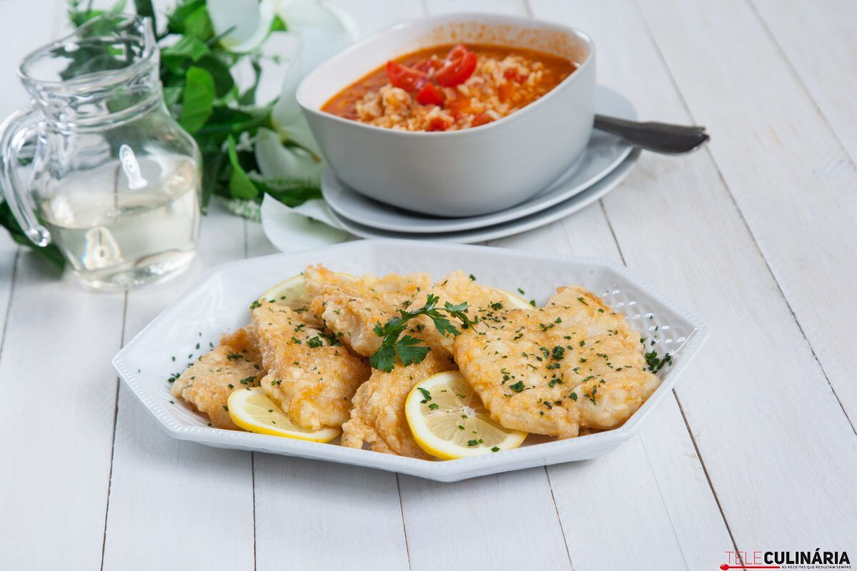Filetes de pescada panados com arroz de tomate