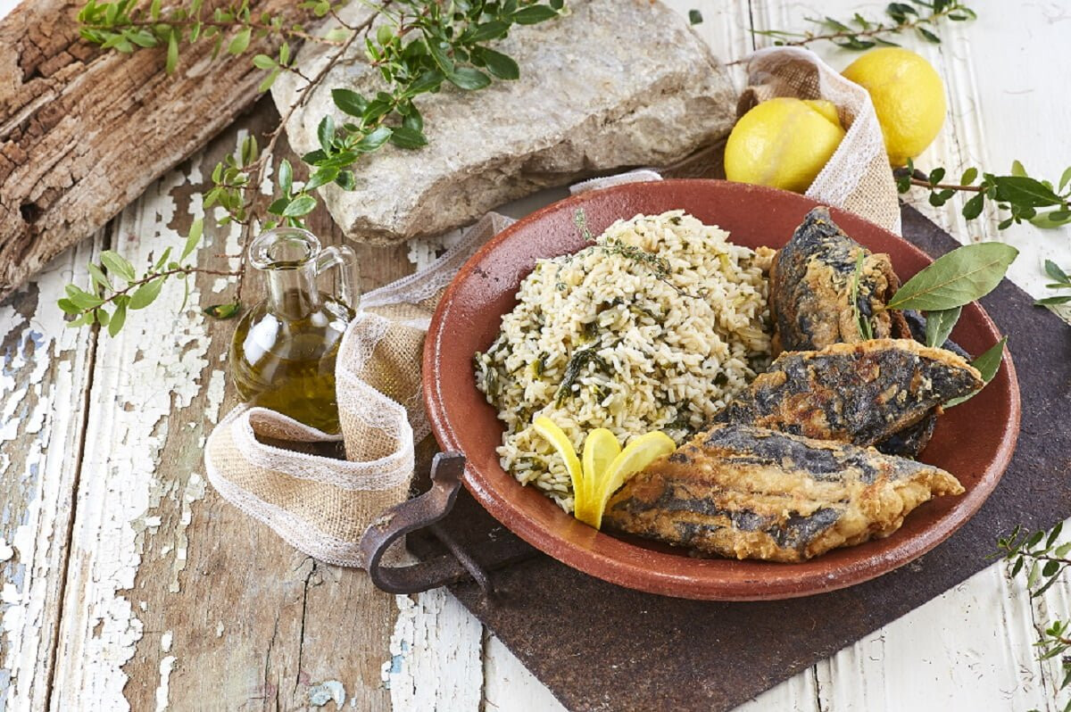 Peixe-espada frito com arroz de grelos