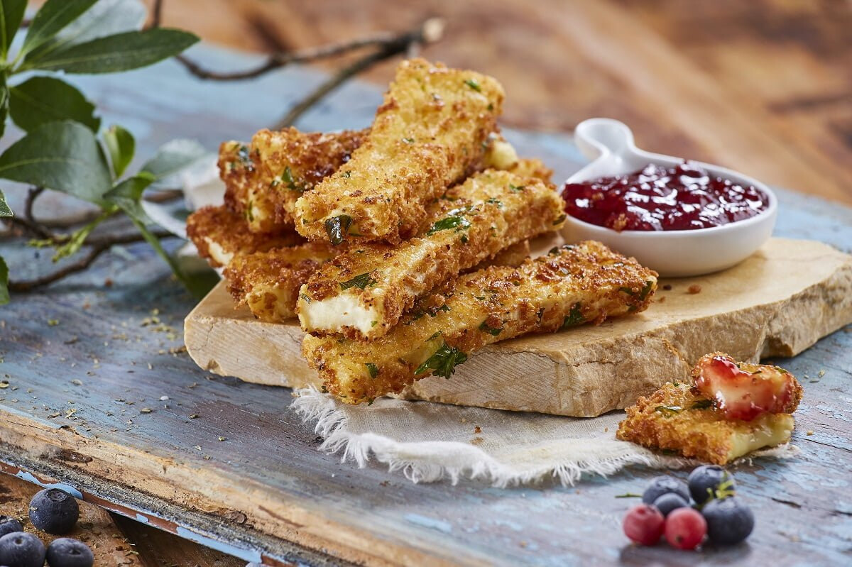 Queijo panado com compota de frutos silvestres