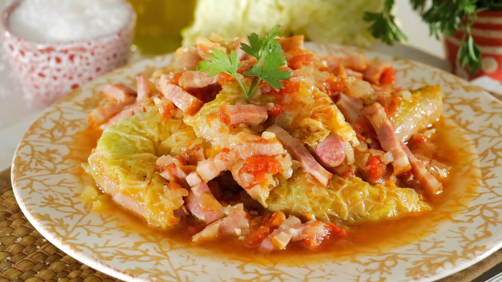 Salsichas enroladas em couve-lombarda