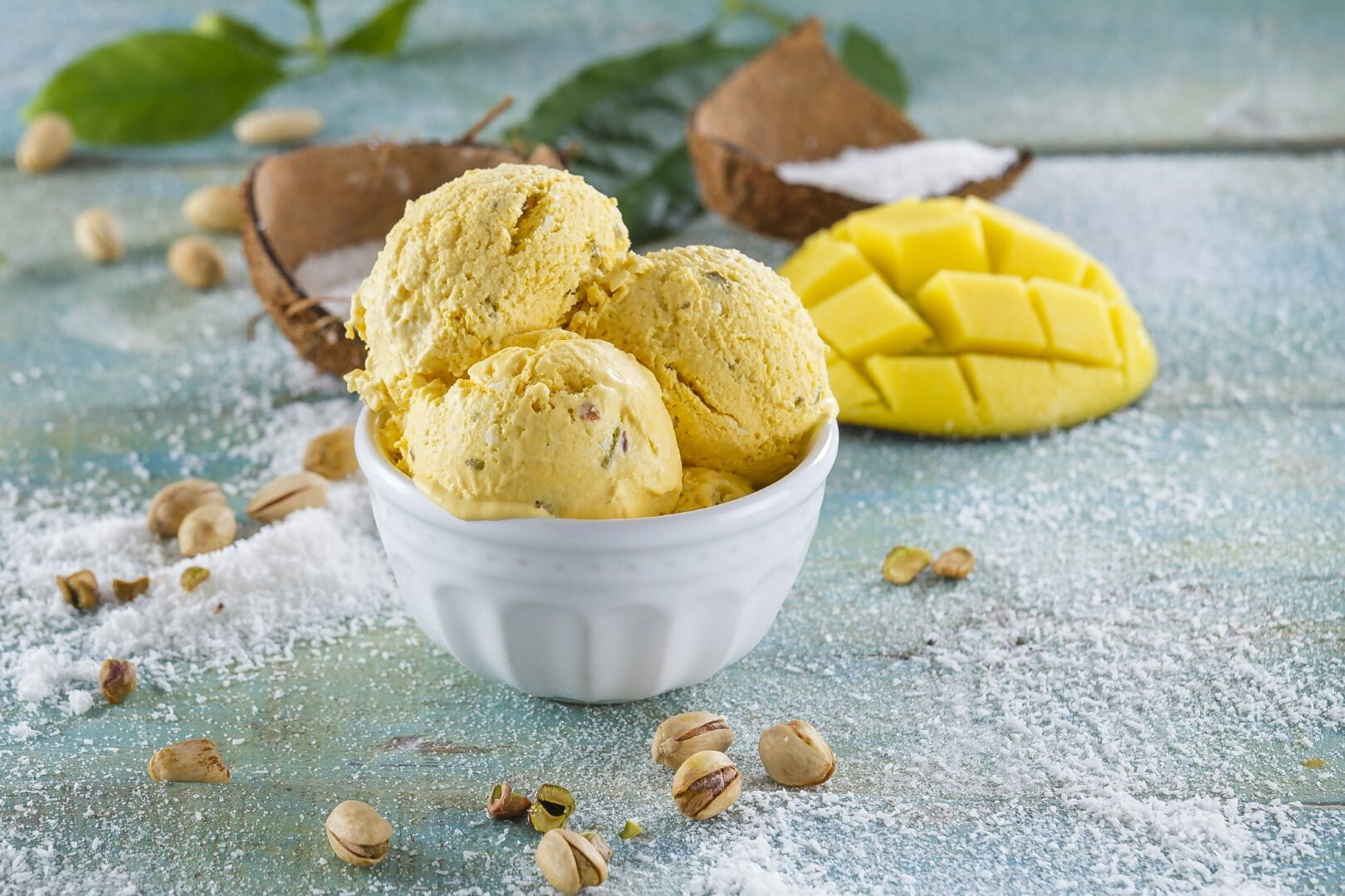 Gelado de coco, manga e pistácio