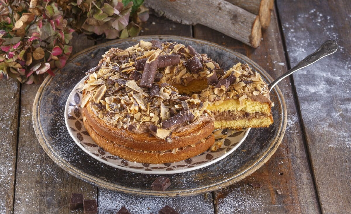 Bolo surpresa com creme de chocolate