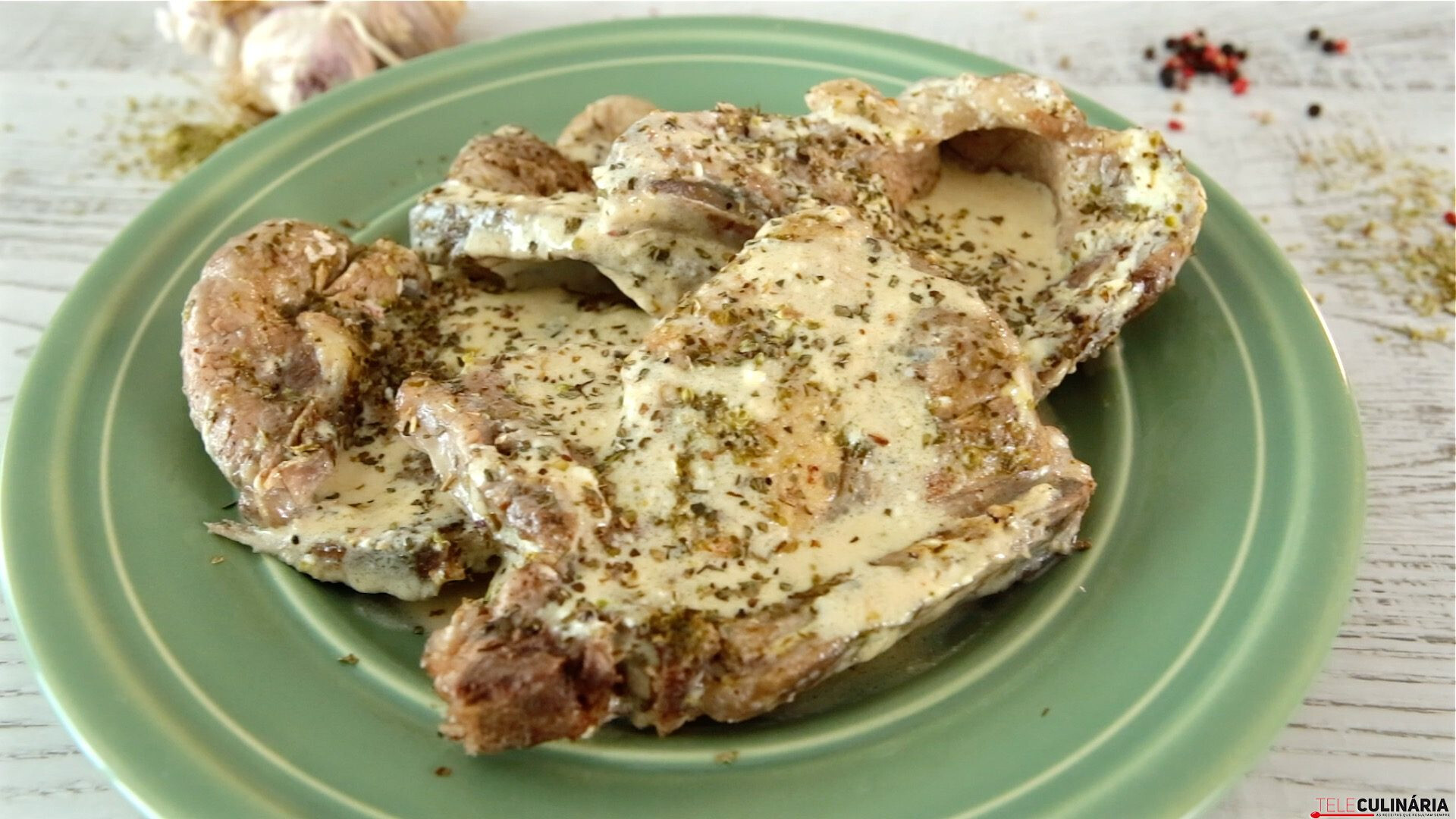 Costeletas de porco com molho de oregãos