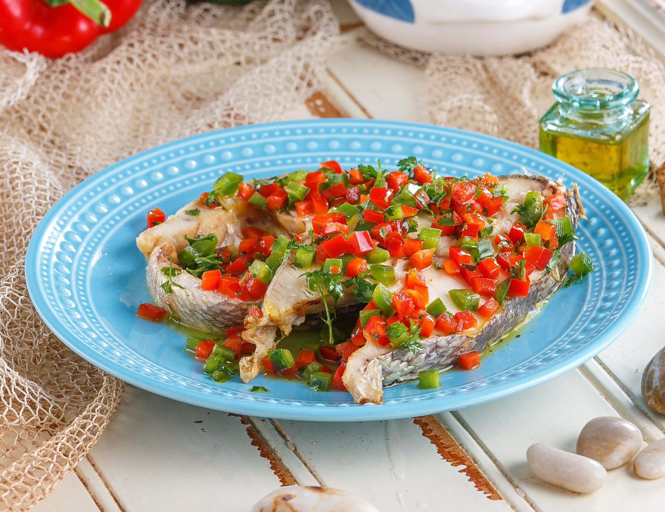 Postas de corvina com molho de pimentos