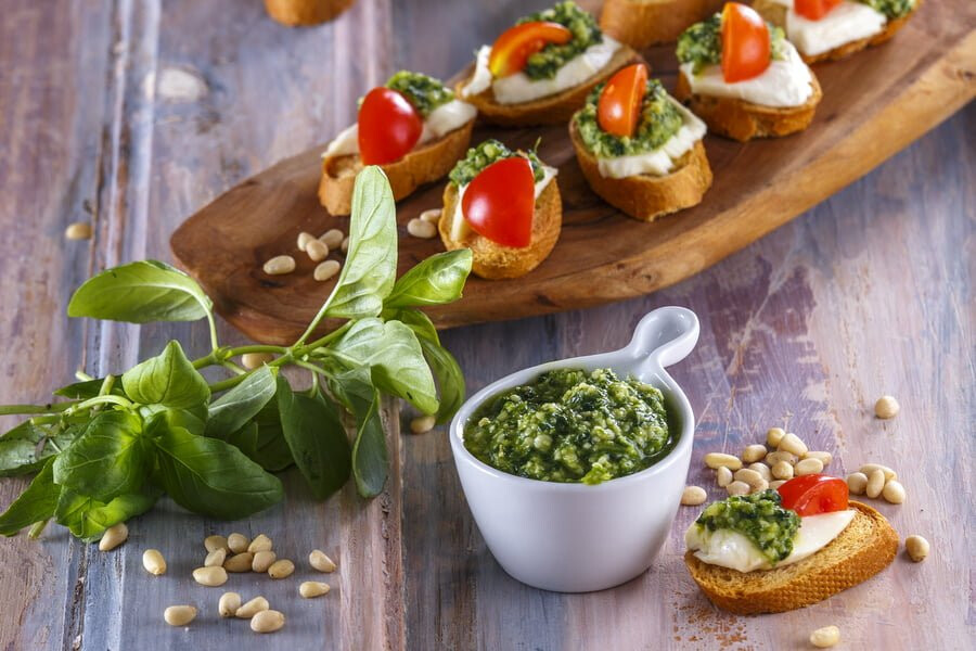 Bruschetas de mozarela e tomate com pesto de manjericão