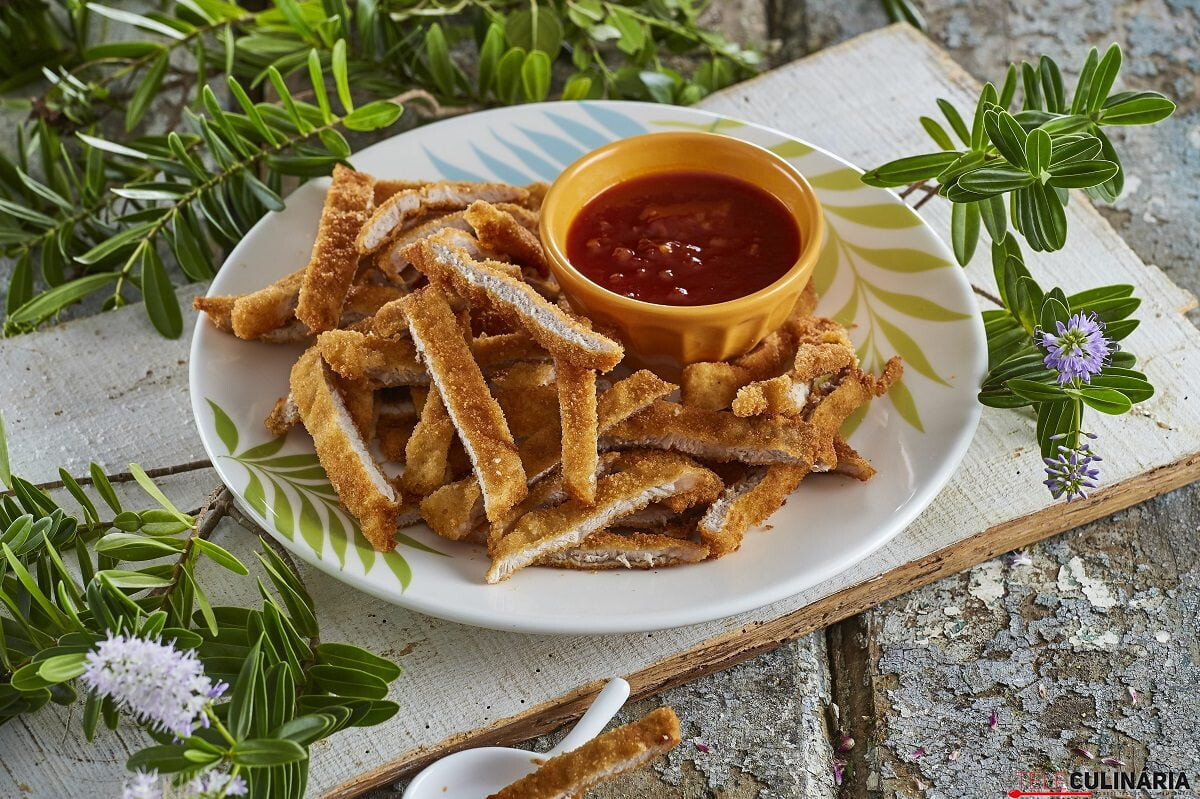 Tiras de porco panadas com molho barbecue