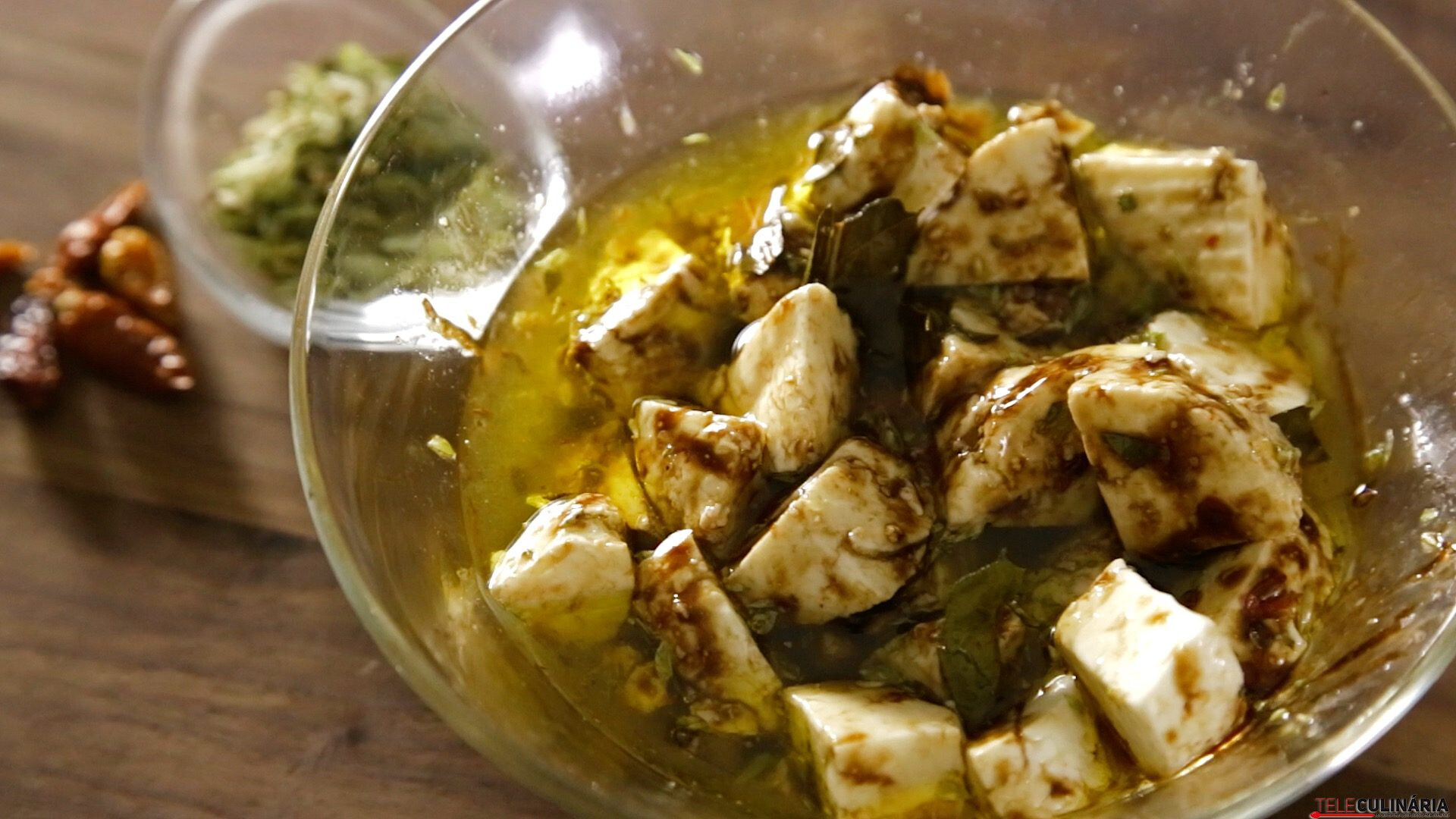 Queijo fresco marinado em azeite