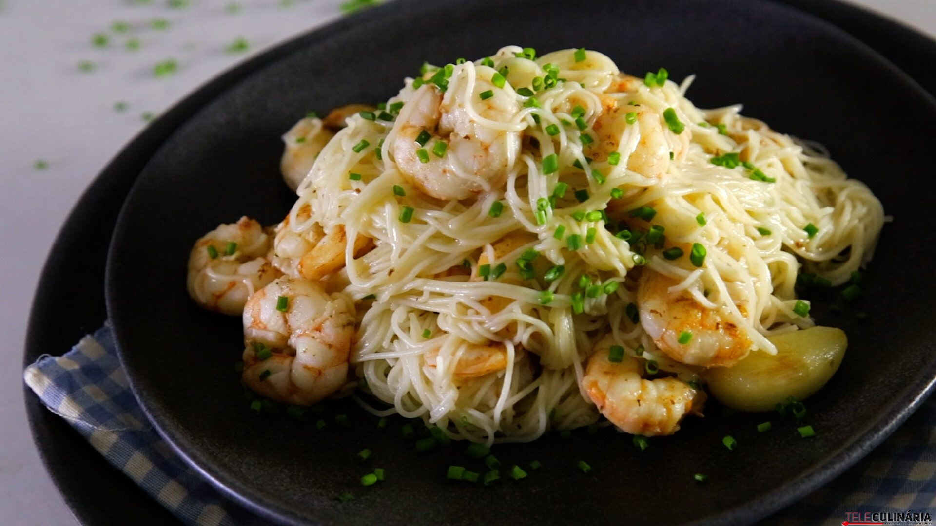 Aletria com camarão e limão