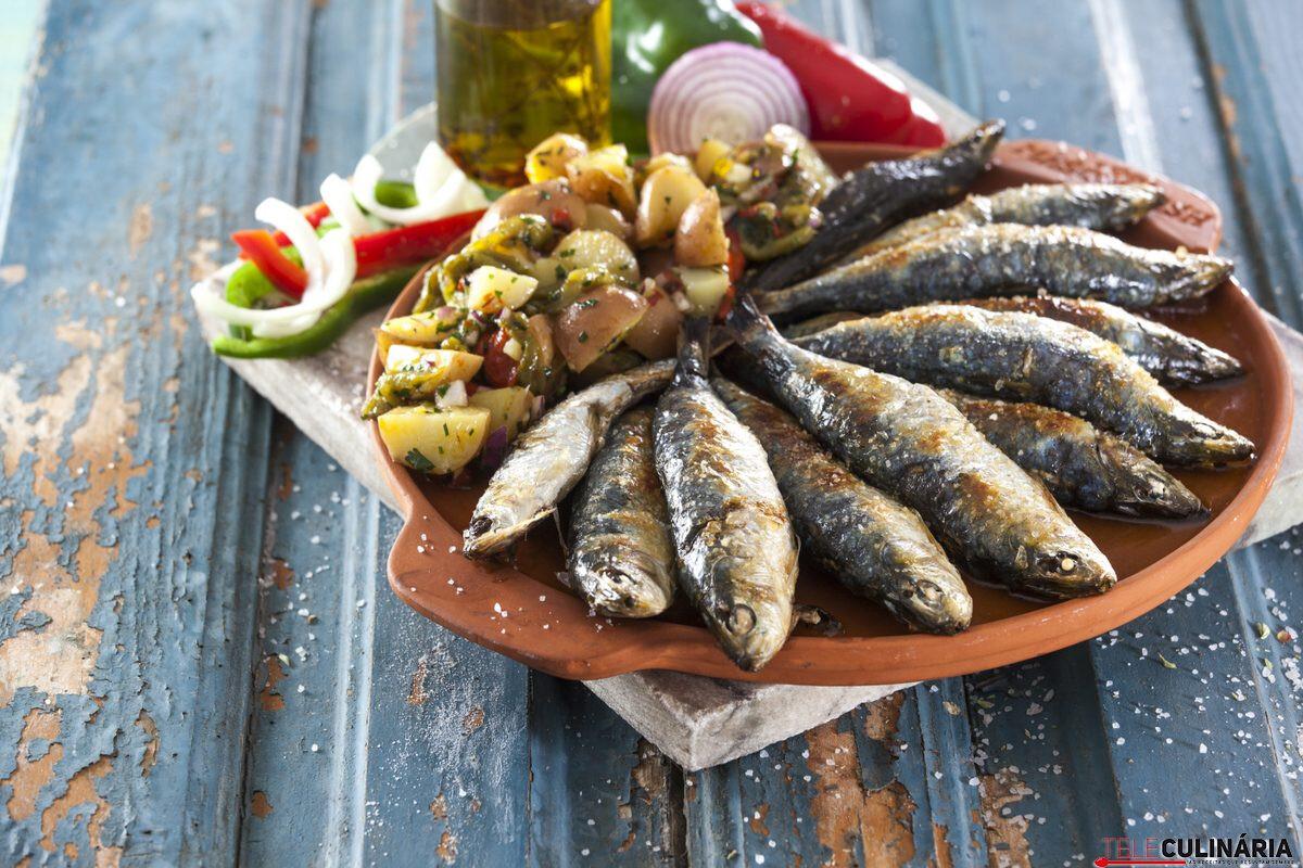 Sardinhas assadas com salada de batata e pimentos