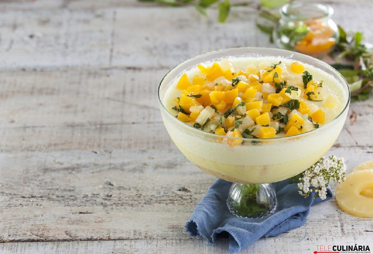 Semifrio de pêssego e ananás