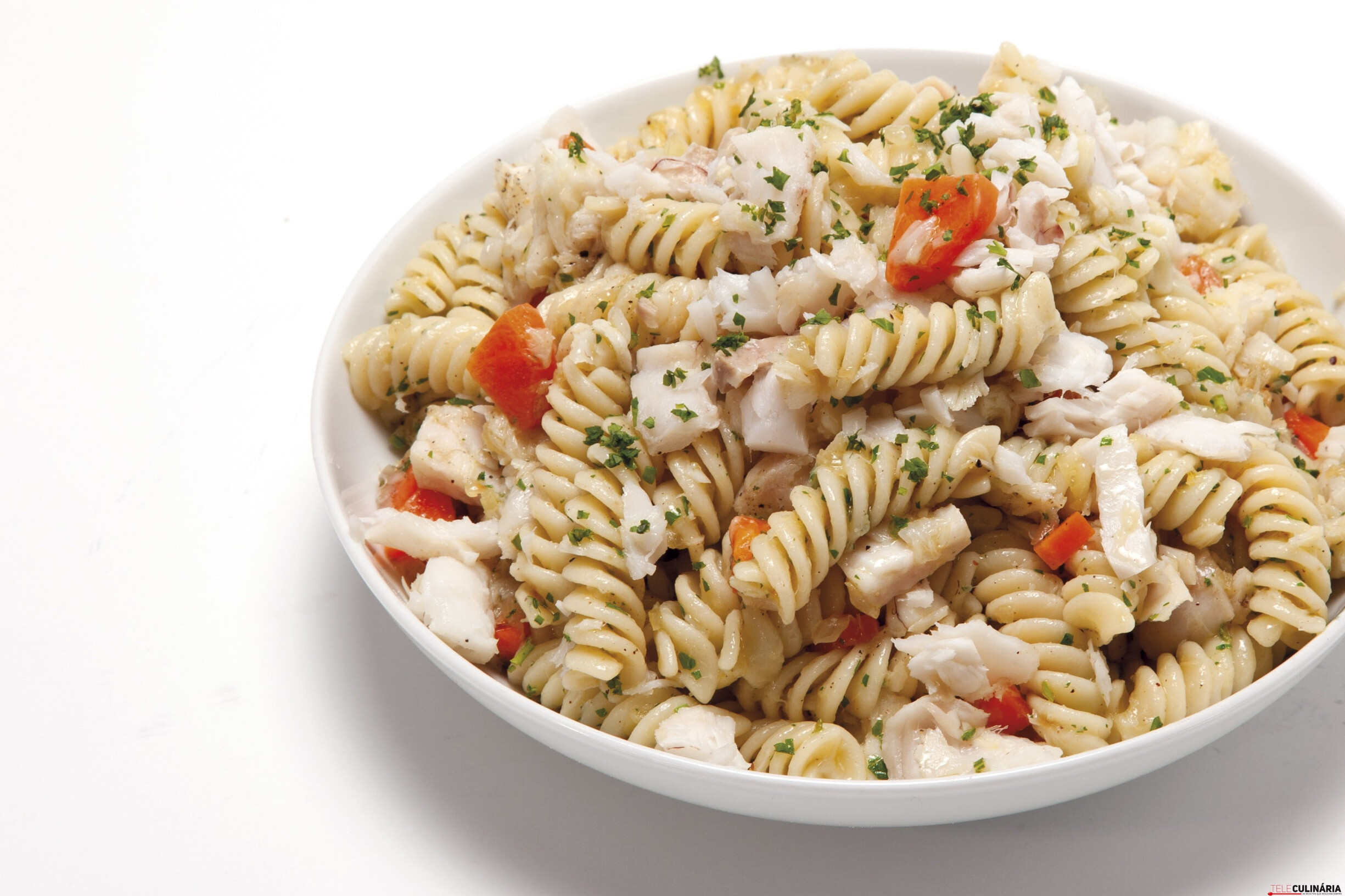 Fusilli com pescada e cenoura
