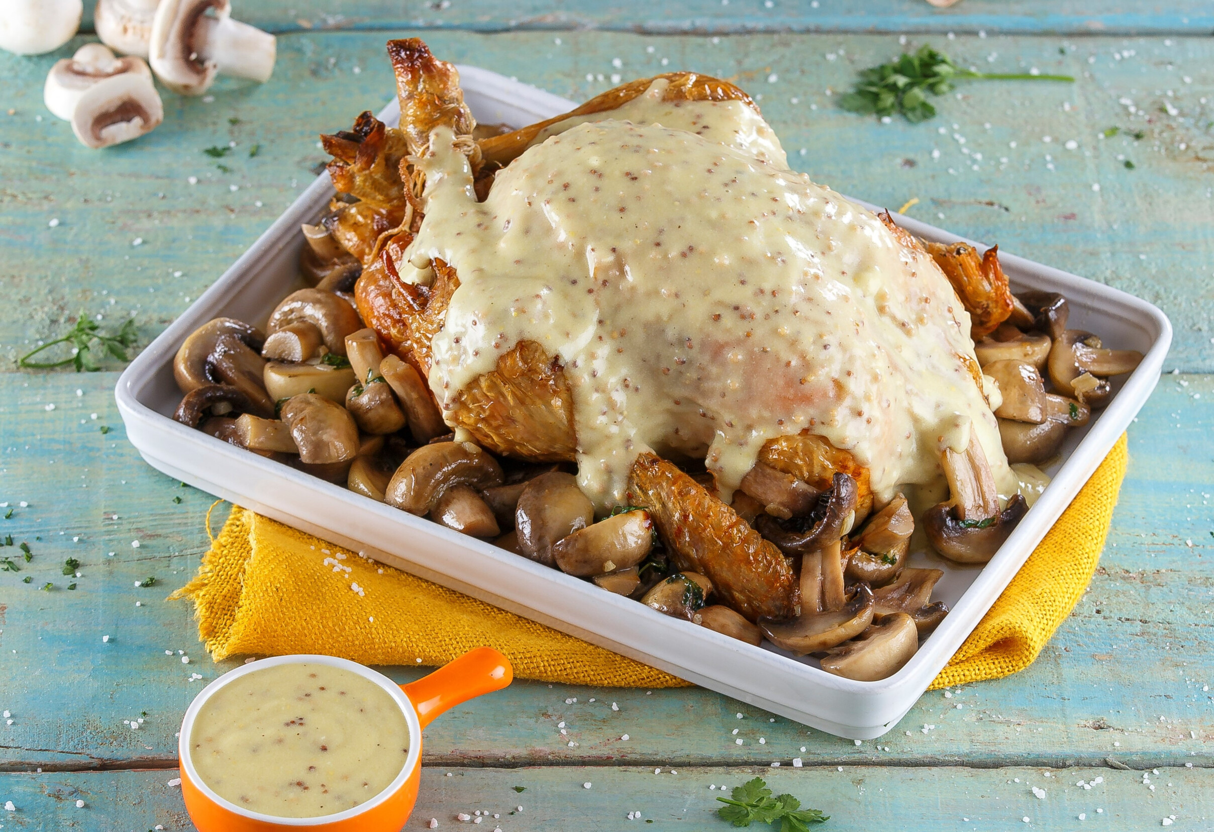 Frango grelhado com molho de mostarda e cogumelos