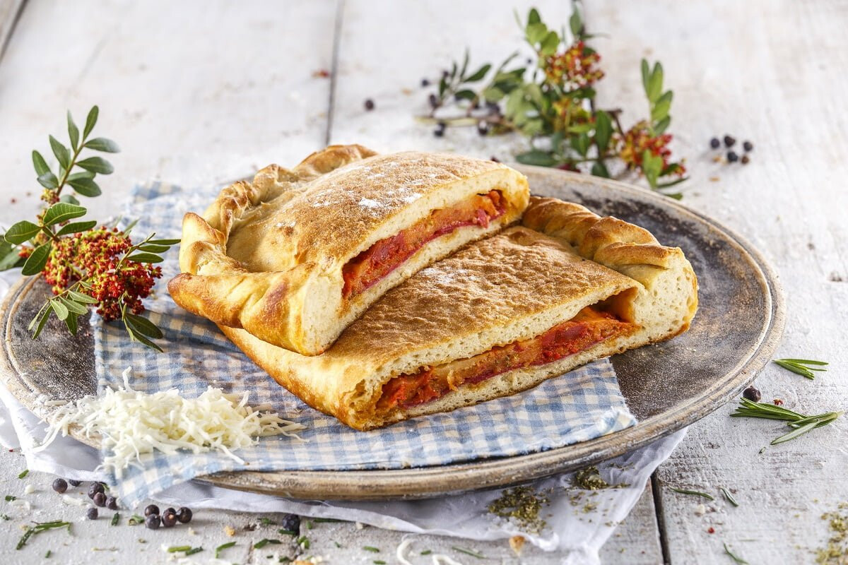 Calzone com chouriço, salame e mozarela