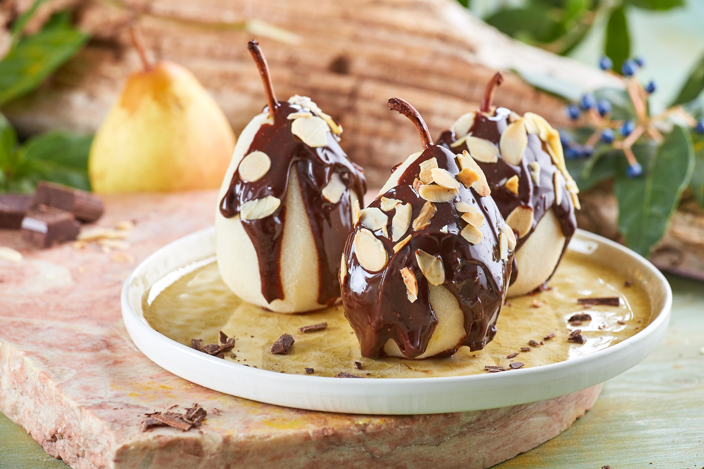 Peras com chocolate e amêndoa